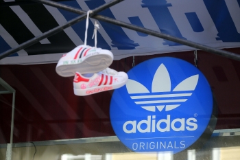 Продажи Adidas в России упали на треть