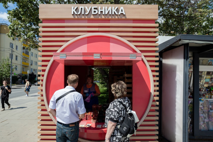 Клубника — лидер спроса: в Москве открылись сезонные ягодные павильоны (ФОТО)