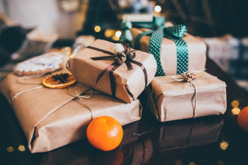 Более 50% потребителей планируют покупать новогодние подарки на сезонных распродажах