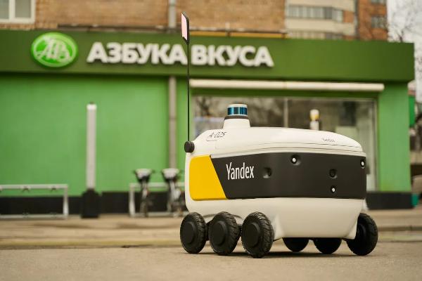 Роботы-курьеры Яндекса начали доставлять продукты из магазинов
