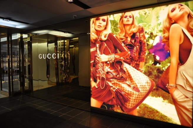 Gucci увидел угрозу "мечте о роскоши" в решении Burberry выпускать коллекции сразу после показа