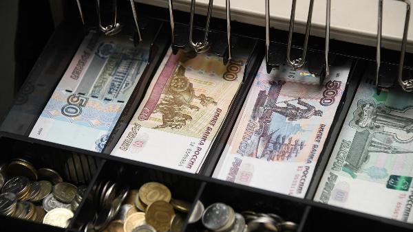В России вырос средний чек снятия наличных на кассах магазинов