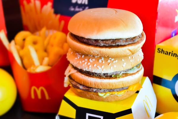 Макдоналдс подключил сотое предприятие к сервису доставки «ОКОЛО»