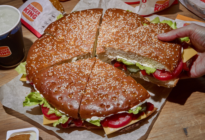 «Бургер Кинг» впервые представил новый формат легендарного бургера «Бургер Кинг» впервые представил новый формат легендарного бургера
