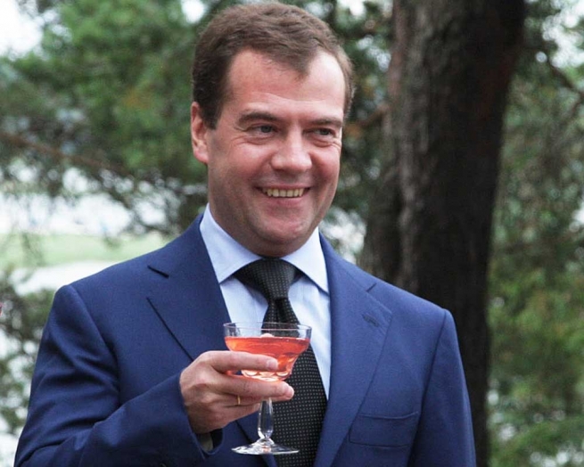 Медведев дал добро на рекламу российского вина