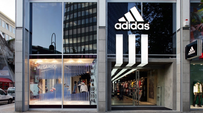 В магазинах Adidas будут производить одежду и обувь 