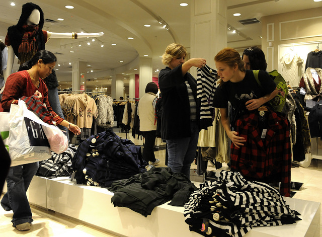 80% россиян посещают обычные магазины перед онлайн-покупкой