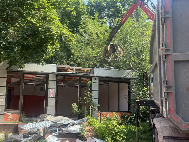 В Подмосковье снесут половину ларьков и киосков В Подмосковье снесут половину ларьков и киосков