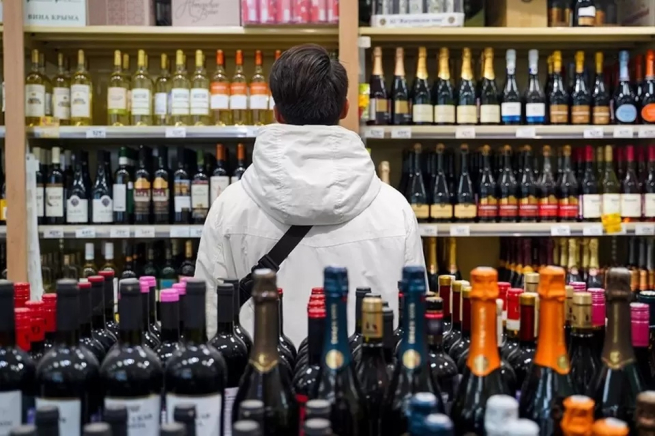 Минфин выступил против повышения минимального возраста продажи алкоголя в России