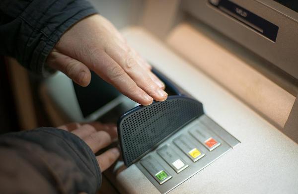 ЦБ рекомендовал ограничить выдачу денег через универсальные банкоматы