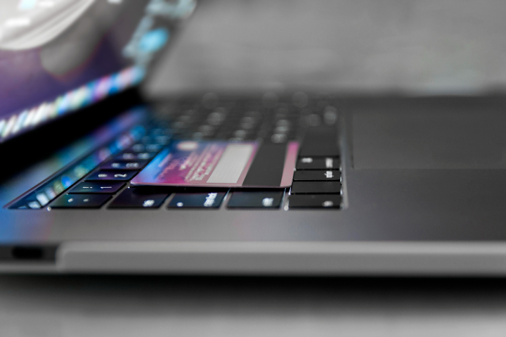 Маркетплейсы стали основным каналом продажи ноутбуков в России Маркетплейсы стали основным каналом продажи ноутбуков в России