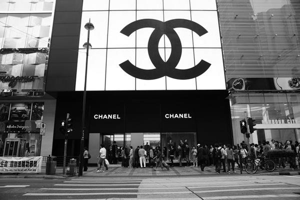 Chanel ограничил продажу культовых моделей сумок в Южной Корее
