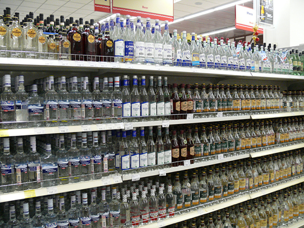 В январе объемы продаж водки в РФ снизились на 7,4% 