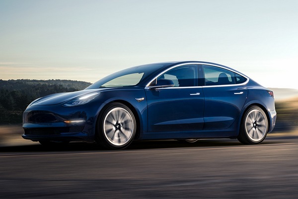 Электрический фургон Tesla заметили на трассе в Калифорнии Электрический фургон Tesla заметили на трассе в Калифорнии