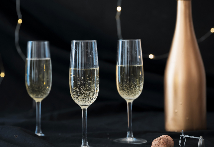 Продажи игристого вина в России в 2025 году упали на 3,2%