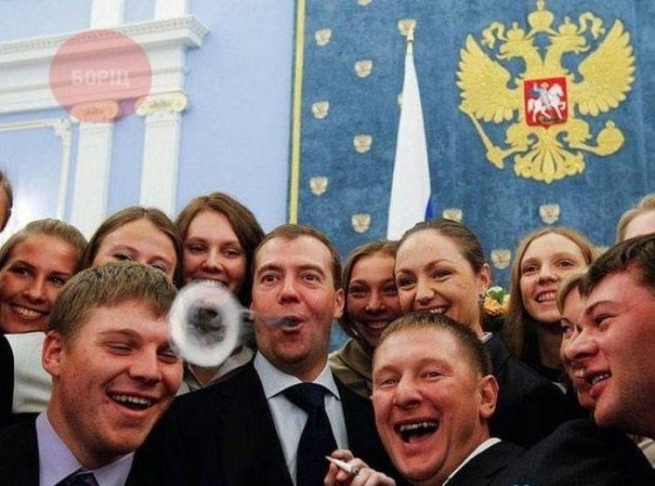Дмитрий Медведев зарегистрирует нераскрывшееся кольцо как товарный знак