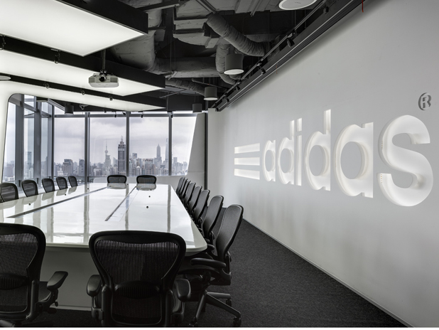 Adidas планирует возобновить производство в Европе