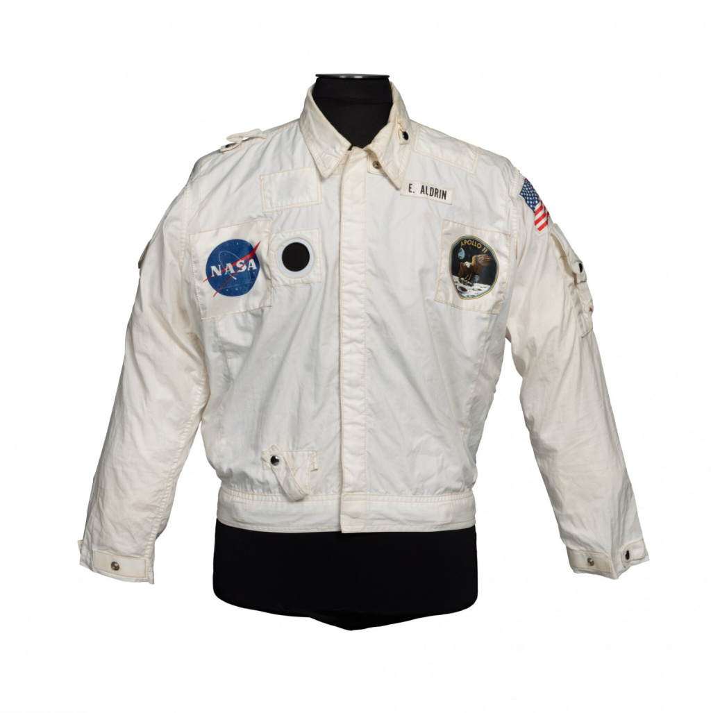 На аукционе Sotheby’s продали куртку астронавта, в которой он летал на Луну