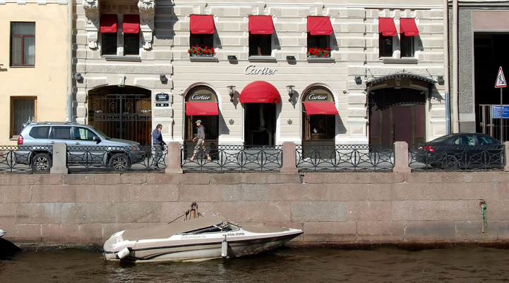 Cartier_boutique_on_the_Moyka_river_in_Saint-Petersburg_Russia.jpg