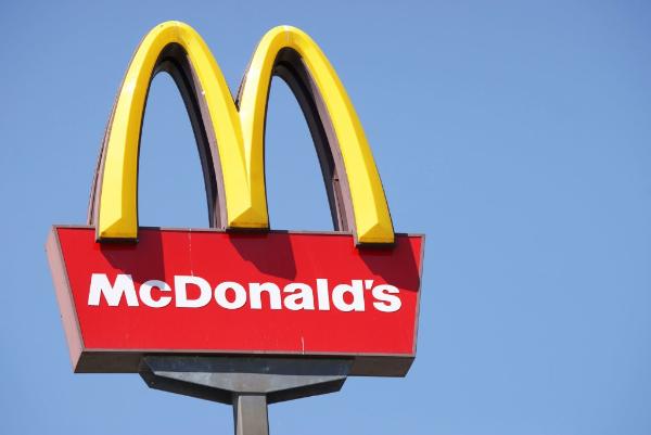 Макдоналдс начал открывать рестораны для посетителей в России