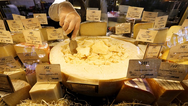 Импорт сыров из-за рубежа сократился почти вдвое