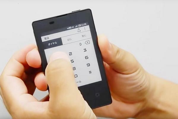 Японский производитель представил смартфон размером с кредитку