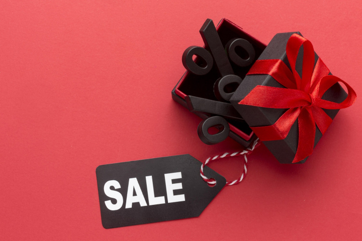 37% опрошенных россиян стали чаще приобретать товары на распродажах