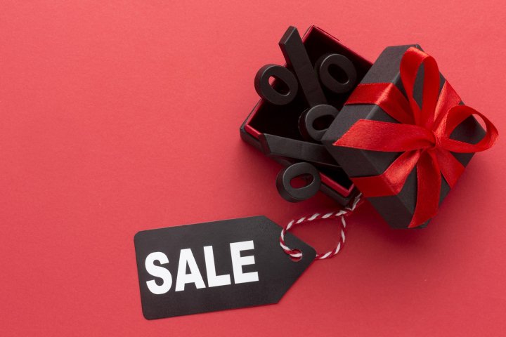 37% опрошенных россиян стали чаще приобретать товары на распродажах