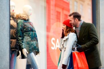 Почему люди покупают в брендовых магазинах: тренд или база