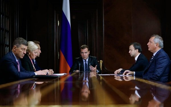 Медведев пообещал разобраться с сетями, не пускающими российские товары