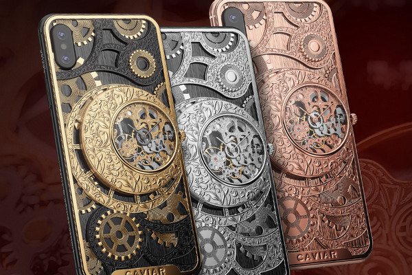В России представили люксовый iPhone XS с механическими часами-скелетонами