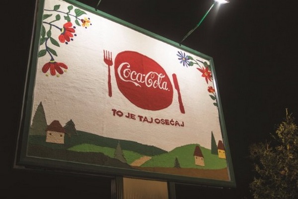 Coca-Cola установила в Сербии вручную связанные билборды Coca-Cola установила в Сербии вручную связанные билборды