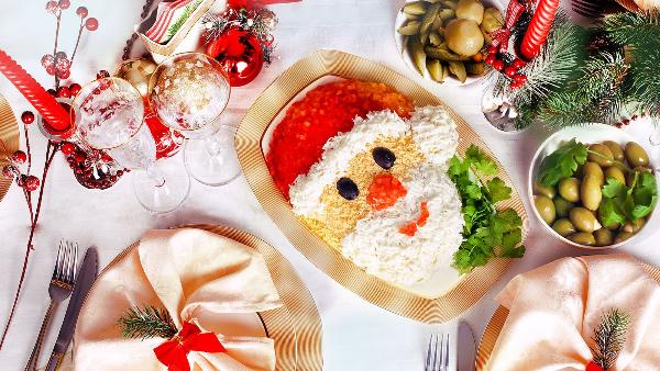 Каждый четвёртый россиянин покупает уже готовую еду для новогоднего стола