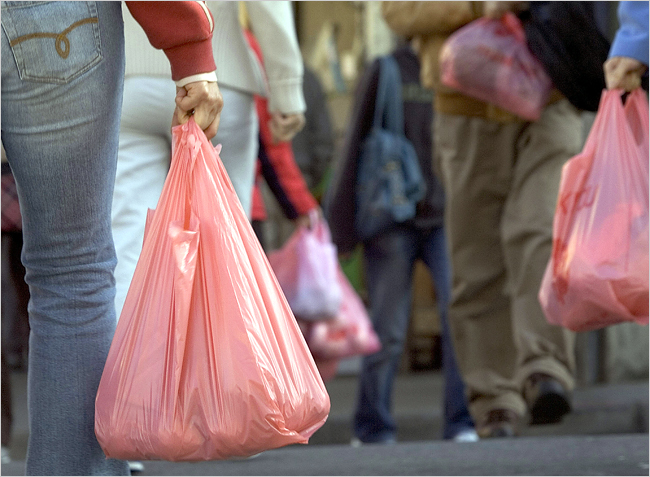 Великобритания вводит обязательную плату за пластиковые пакеты