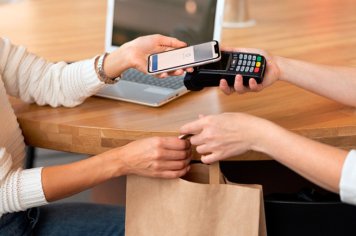 Россияне стали в два раза чаще оплачивать покупки по QR-коду и биометрии