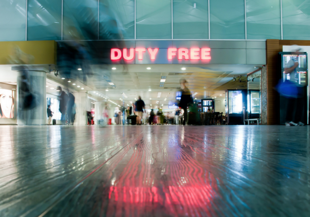 Россиянам запретят проносить на самолет алкоголь из duty free