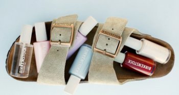 Бренд Birkenstock выпустил мини-коллекцию лаков для ногтей Бренд Birkenstock выпустил мини-коллекцию лаков для ногтей