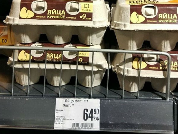 В российских магазинах на прилавках появились «девятки» яиц 