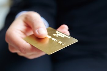 Маркетплейсам могут запретить списывать деньги с удаленных банковских карт