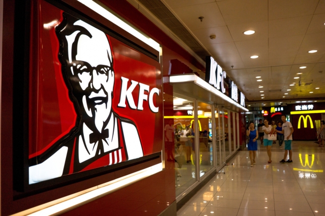 KFC будет бесплатно выдавать «Лонгер» за спетый заказ