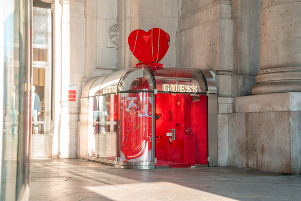 GUESS открыл стеклянный поп-ап в Милане ко Дню святого Валентина (Фото)