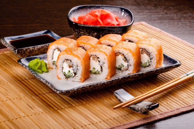 «Азбука вкуса» и «ВкусВилл» не выявили системных проблем при изготовлении роллов