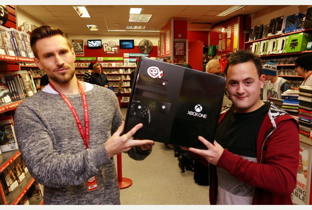 Купившему фото Xbox One британцу подарили настоящую консоль