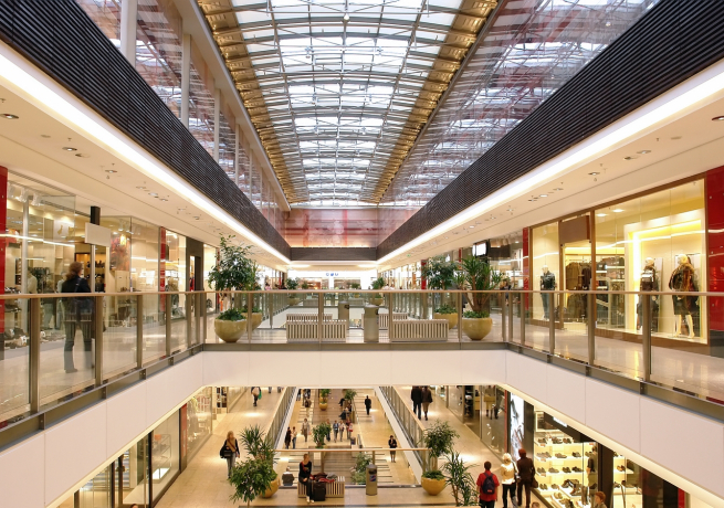 Число посетителей торговых центров в среднем упало на 20%