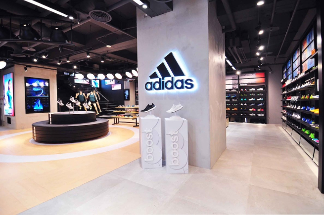 FLO Retailing и Daher Group ведут переговоры о покупке российских магазинов Adidas