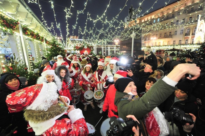 Почти 29 тыс. хот-догов съели гости новогоднего праздника на Тверской улице в Москве