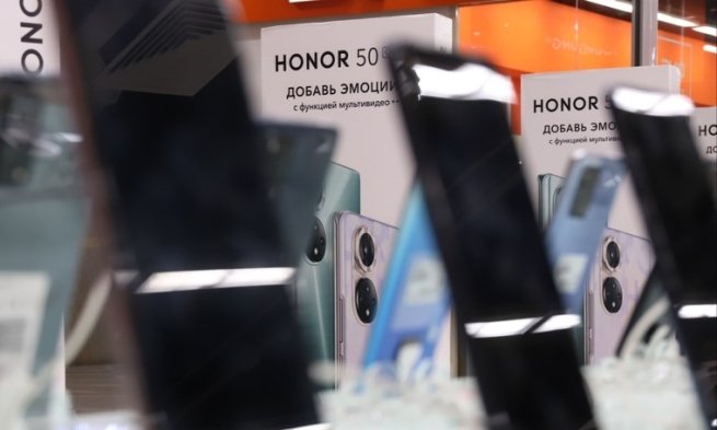 Honor не возобновлял прямые поставки смартфонов в Россию – источники