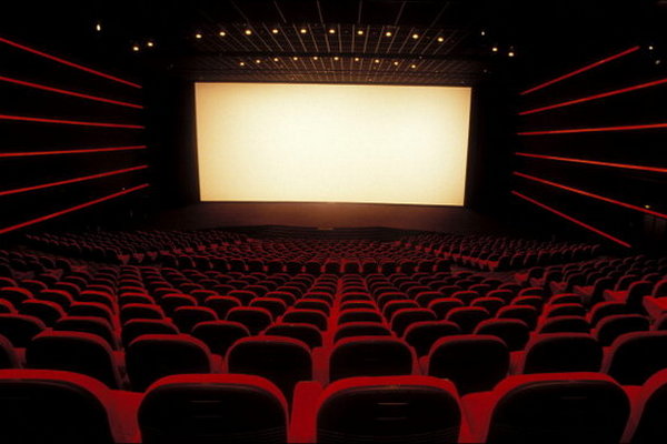 Число кинотеатров в России впервые за несколько лет начало сокращаться