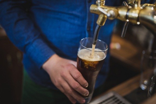 Исследование: Оборот пива в день победы России над Испанией вырос, а крепкого алкоголя – упал