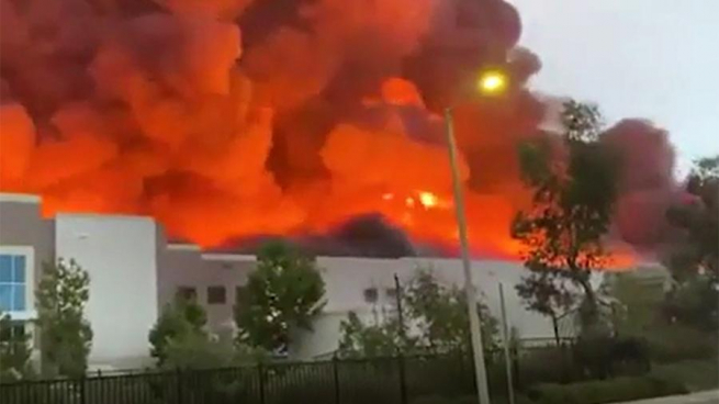 В Калифорнии загорелся распределительный центр Amazon
